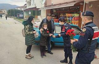 Jandarma ekipleri kadınlara karanfil takdim etti