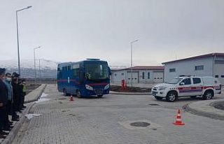 Jandarma ekiplerinden cezaevi personeline trafik güvenliği...