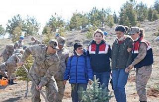 Jandarma öğrencilerle birlikte ağaç dikti