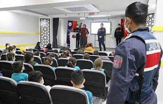 Jandarmadan öğrencilere “Güvenli internet”...
