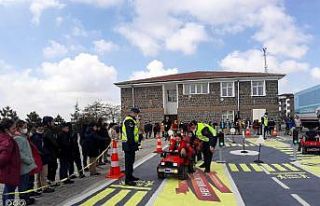 Jandarmadan ortaokul öğrencilerine uygulamalı trafik...
