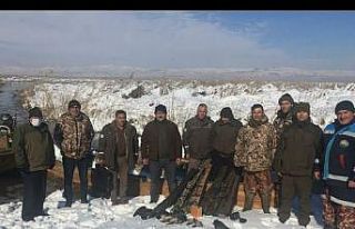 Kaçak avcılar, vurdukları hayvanlarla yakalandı