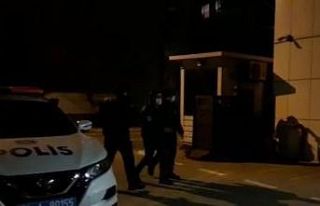 Kadıköy’de aracın üstüne çıkıp taksiciye...