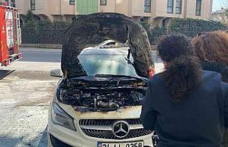 Kadıköy’de seyir halindeki lüks araç alev alev...