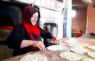 Kadın fırıncı 30 yıldır ekmeğini hamurdan çıkartıyor