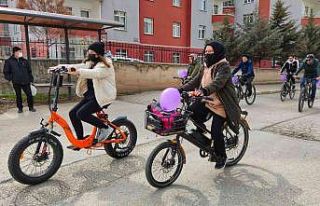 Kadın haklarına bisikletleriyle farkındalık oluşturdular