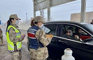 Kadın jandarma personeli, kadınları unutmadı