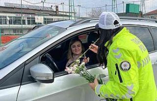 Kadın polislerden sürücülere sürpriz
