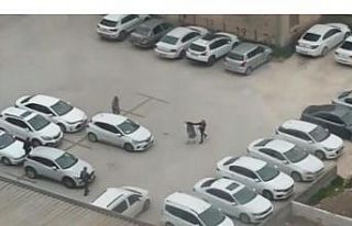 Kadını tekme ve yumrukla dövdü