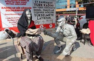 Kadınlar Gününe özel canlı heykel gösterisi