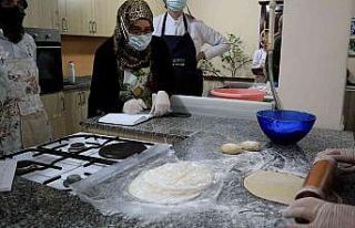 Kadınlara ustasından baklava yapmanın sırları