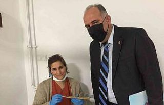 Kadınlara yaşayan kalem hediye etti