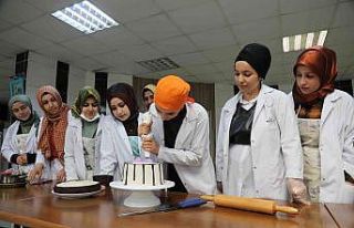 Kadınlardan pastacılık kursuna yoğun ilgi