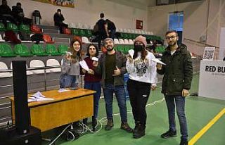 Kağıt uçakların pilotları yarıştı