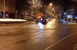 Kahramanmaraş’ta buzlanmaya karşı gece mesaisi