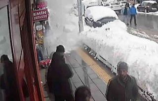 Kaldırıma düşen kar kütlesinden saniyelerle kurtuldular