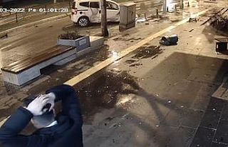 Kaldırımda yürüyen vatandaş saniyelerle ölümden...
