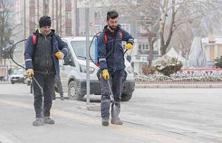 Kaldırımlarda buzlanmaya karşı solüsyon uygulandı