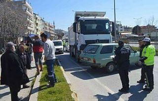 Kamyon önüne aldığı aracı metrelerce sürükledi