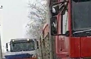 Kamyonun yardımına kar küreme araçları yetişti