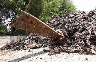 Kanalizasyondan çamaşır, şişe, teneke çıktı