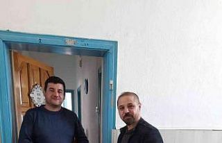 Kapı kapı gezip imsakiye ve lokum dağıttı