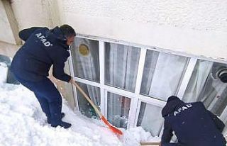 Kar kütlesinin penceresini kırdığı ailenin yardımına...