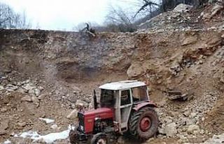 Kar sularının bozduğu yollarını kendi imkanlarıyla...