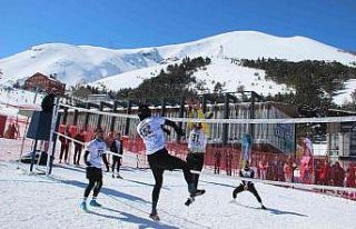 Kar üstünde voleybol nefesleri kesiyor