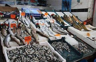 Kar yağışlarıyla birlikte balık tezgahlarında...