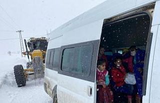Kara saplanan öğrenci servisi kurtarıldı
