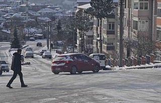 Karabük’te yollar buz pistine döndü, kazalar...