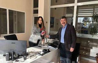 Karanfillerle kutlandı