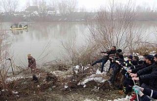 Karasu Nehri’nde kaybolan Yağmur’u arama çalışmaları...