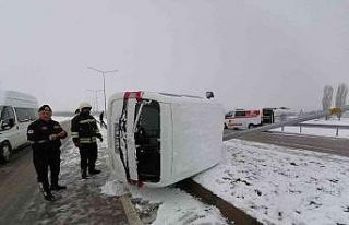 Karda kayan otomobil direğe çarptı: 3 yaralı