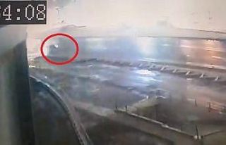 Karda takla atan otomobil güvenlik kameralarına...