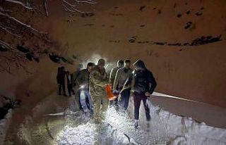 Kardan kapanan yolu aşarak hamile kadını hastaneye...