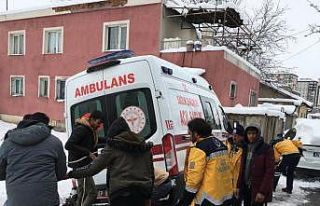 Karla kaplı yollarda sağlık çalışanları hastaya...