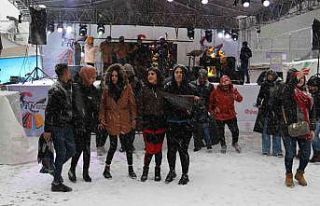 Karlı havada festival coşkusu