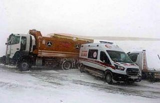 Karlı yolda kayan araçlar ambulansa çarptı