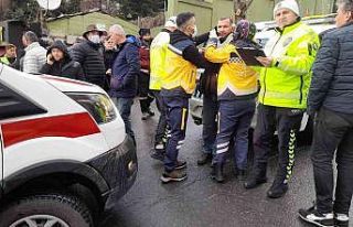 Karlı yolda kayan otomobil 3 araca çarparak durabildi