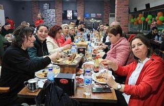 Karnavala gelip kebap ve şırdana akın ettiler