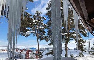 Kars’ta 4 metrelik buz sarkıtları oluştu