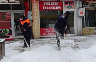 Kars’ta kaldırımların karı temizleniyor
