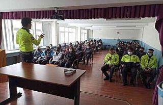 Kars’ta lise öğrencilerine trafik kuralları anlatıldı