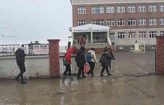 Kars’ta öğrencilerin yağmurla birlikte çamur...