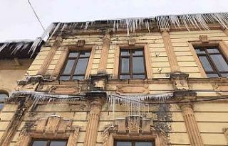 Kars’ta tarihi binadaki buz sarkıtları tehlike...