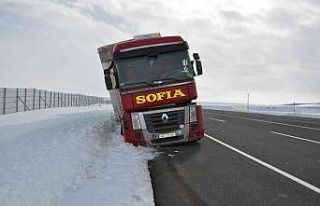 Kars’ta tır yoldan çıktı