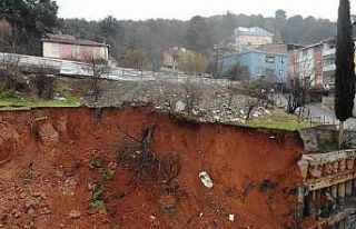 Kartal’da şiddetli yağış inşaatta toprak kaymasına...