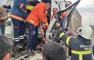 Karton gibi katlanan TIR’dan şoför yaralı kurtuldu
